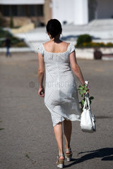 Tiraspol  Republik Moldau  eine Frau in weissem Kleid im Stadtzentrum