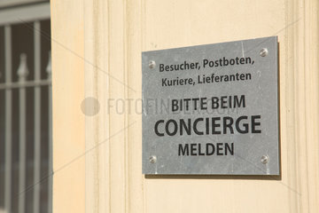 Berlin  Deutschland  Concierge-Schild an einem Eingang