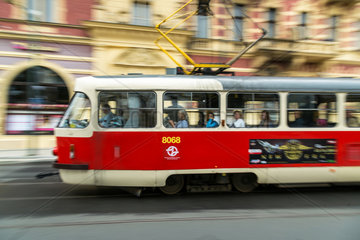 Prag  Tschechien  Strassenbahn im Stadtzentrum