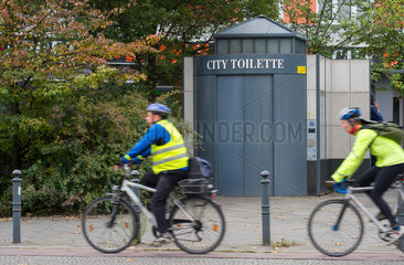 Berlin  Deutschland  City Toilette am Weddingplatz
