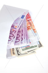 Berlin  Deutschland  500-Euroscheine  US-Dollar und Schweizer Franken im Briefumschlag