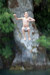 Bolsena  Italien  Junge springt mutig von einem hohen Felsen in den Bolsenasee