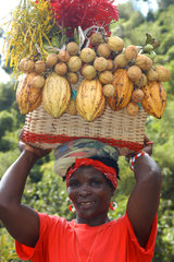 St. Georges  Grenada  Einheimische traegt einen Fruchtkorb auf dem Kopf