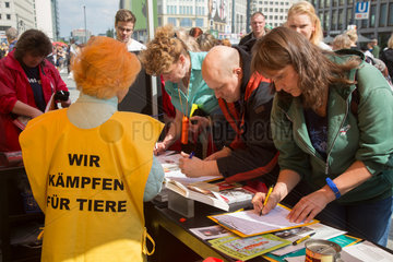 Berlin  Deutschland  Tierschuetzer sammeln Unterschriften gegen Tierversuche