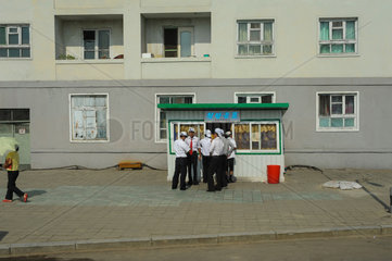 Pjoengjang  Nordkorea  Menschen vor einem Kiosk