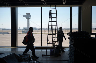 Schoenefeld  Deutschland  Handwerker arbeiten auf dem Flughafen BER