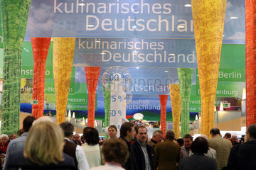 Berlin  Deutschland  Besucher in der Halle Kulinarisches Deutschland