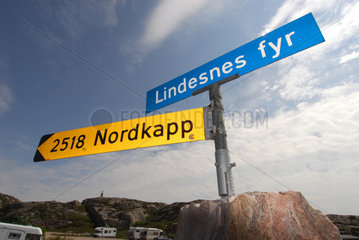 Lindesnes  Norwegen  Schilder Lindesnes Leuchtturm und Nordkapp