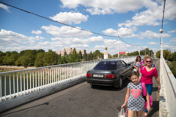 Tiraspol  Republik Moldau  Menschen auf der Bruecke ueber den Dnister