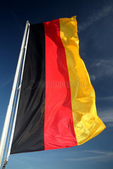 Hoppegarten  Deutschland  Deutsche Nationalfahne weht im Wind
