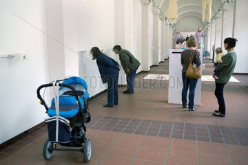 Berlin  Deutschland  Kunstinteressierte in der Galerie am Koernerpark
