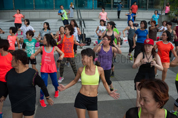 Singapur  Republik Singapur  Frauen bei einer oeffentlichen Tanzgymnastik