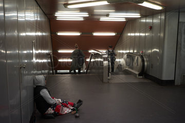 Berlin  Deutschland  eine Frau bettelt in einem U-Bahneingang