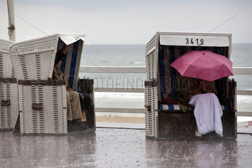 Westerland  Deutschland  Menschen bei Regen im Strandkorb