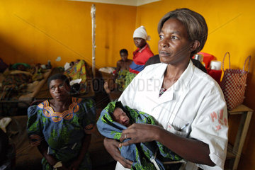 Goma  Demokratische Republik Kongo  Krankenschwester haelt ein Neugeborenes im Arm