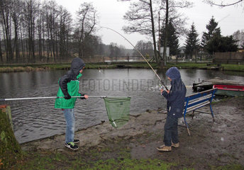 Adamshoffnung  Deutschland  Kinder beim Angeln an einem Teich