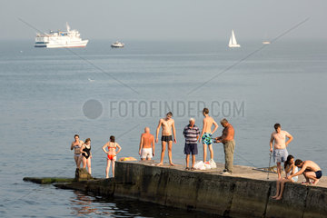 Odessa  Ukraine  Badegaeste auf einem Pier am Schwarzen Meer
