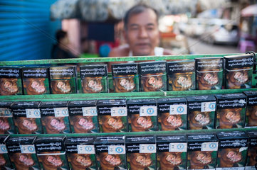 Yangon  Myanmar  Zigarettenverkaeufer im Zentrum