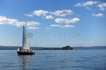 Capodimonte  Italien  Segelboot auf dem Bolsenasee