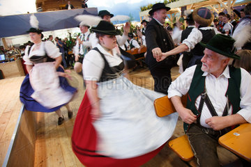 Berlin  Deutschland  Besucher tanzen auf der Internationalen Gruenen Woche