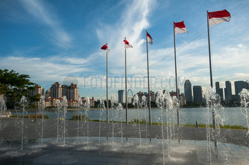Singapur  Republik Singapur  Fahnen und Wasserspiel am Flussufer