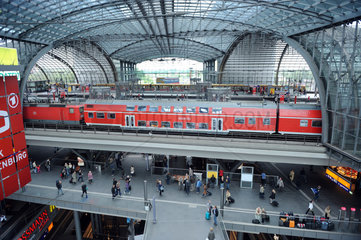 Berlin  Deutschland  Blick durch die Bahnhofshalle des Berliner Hauptbahnhofs