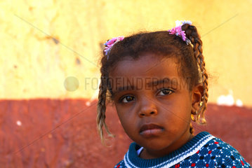 Assuan  Aegypten  Portraet eines Maedchen im nubischen Dorf