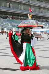 Dubai  Vereinigte Arabische Emirate  Frau traegt ein Kleid in den Nationalfarben