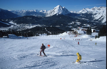Seefeld  Oesterreich  Skifahrer auf dem Gschwandtkopf