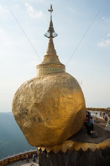 Kyaikto  Myanmar  der Goldene Fels mit der Kyaiktiyo-Pagode