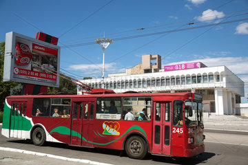 Tiraspol  Republik Moldau  Leuchtreklame und Trolleybus an der Strasse des 25. Oktobers