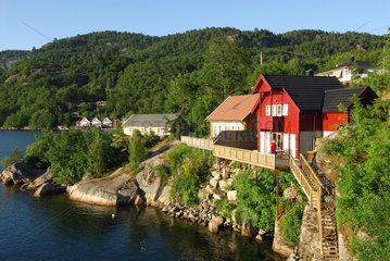 Lindesnes  Norwegen  Wohnhaeuser am Wasser in der Provinz Vest-Agder