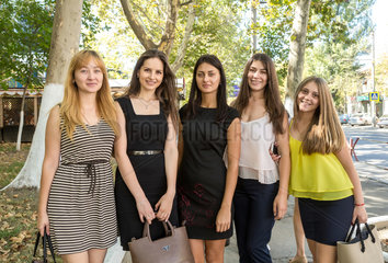 Kischinau  Republik Moldau  Studentinnen am ersten Tag des neuen Studienjahrs
