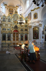 Minsk  Weissrussland  glaeubige alte Frau vor dem Altar in der Heiliggeist-Kathedrale