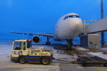 Vantaa  Finnland  Flugzeug steht in Parkposition am Helsinki Airport