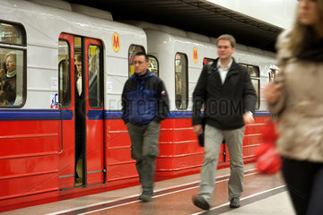 Warschau  Polen  Menschen in der Metro an einer Metrostation