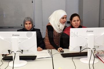 Berlin  Deutschland  Fluechtlingsfrauen lernen den Umgang mit dem Computer