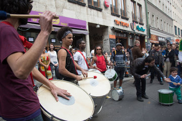 Berlin  Deutschland  Strassenmusiker auf dem MyFest in Kreuzberg