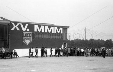 Dresden  DDR  Menschen besuchen die 15. Bezirksmesse der Meister von Morgen