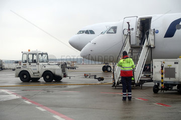 Berlin  Deutschland  Flugzeuge  Flugzeugschlepper und Ramp Agent auf dem Vorfeld des Flughafen Berlin-Tegel