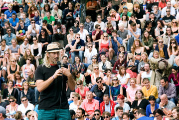 Berlin  Deutschland  Saenger und Zuschauer bei der Bearpit Karaoke Show im Mauerpark