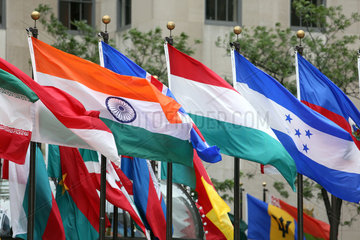 New York  USA  Nationalfahnen verschiedener Laender vor dem Rockefeller Center