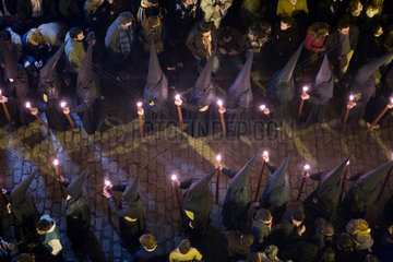 Sevilla  Spanien  Glaeubige mit Kerzen bei einer 0ster-Prozession