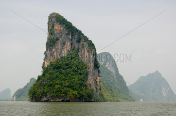 Phang Nga  Thailand  Kalksteininseln in der Bucht von Phang-nga