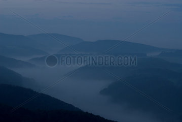 Zuerich  Schweiz  Blick vom Uetliberg ins vernebelte Tal