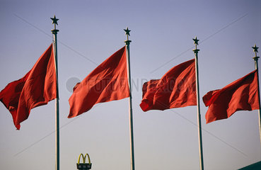 Peking  China  rote Flaggen wehen ueber dem Tiananmen-Platz