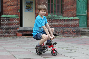 Zossen  Deutschland  Junge faehrt auf einem Mini-Fahrrad