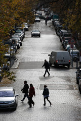 Berlin  Deutschland  Passanten ueberqueren die Bleibtreustrasse