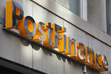 Zuerich  Schweiz  Schriftzug der PostFinance an einer Hausfassade