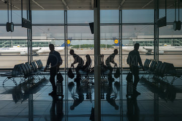 Muenchen  Deutschland  Passagiere im Terminal des Muenchener Flughafens